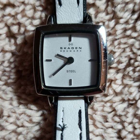 Watch - Picture 2 of 3